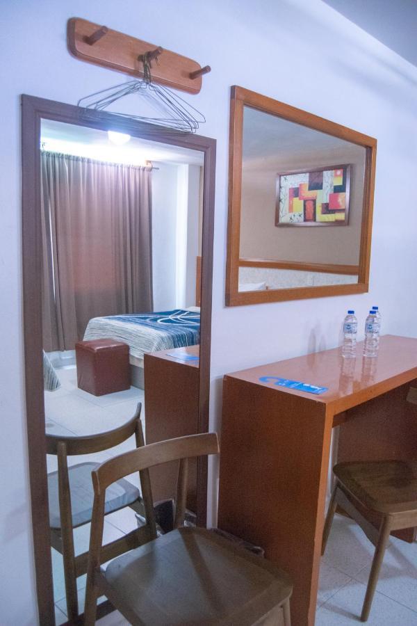 Hotel Niza Zona Piel León de los Aldamas Extérieur photo