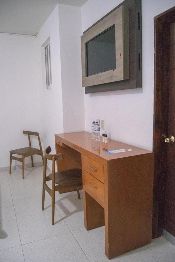 Hotel Niza Zona Piel León de los Aldamas Extérieur photo