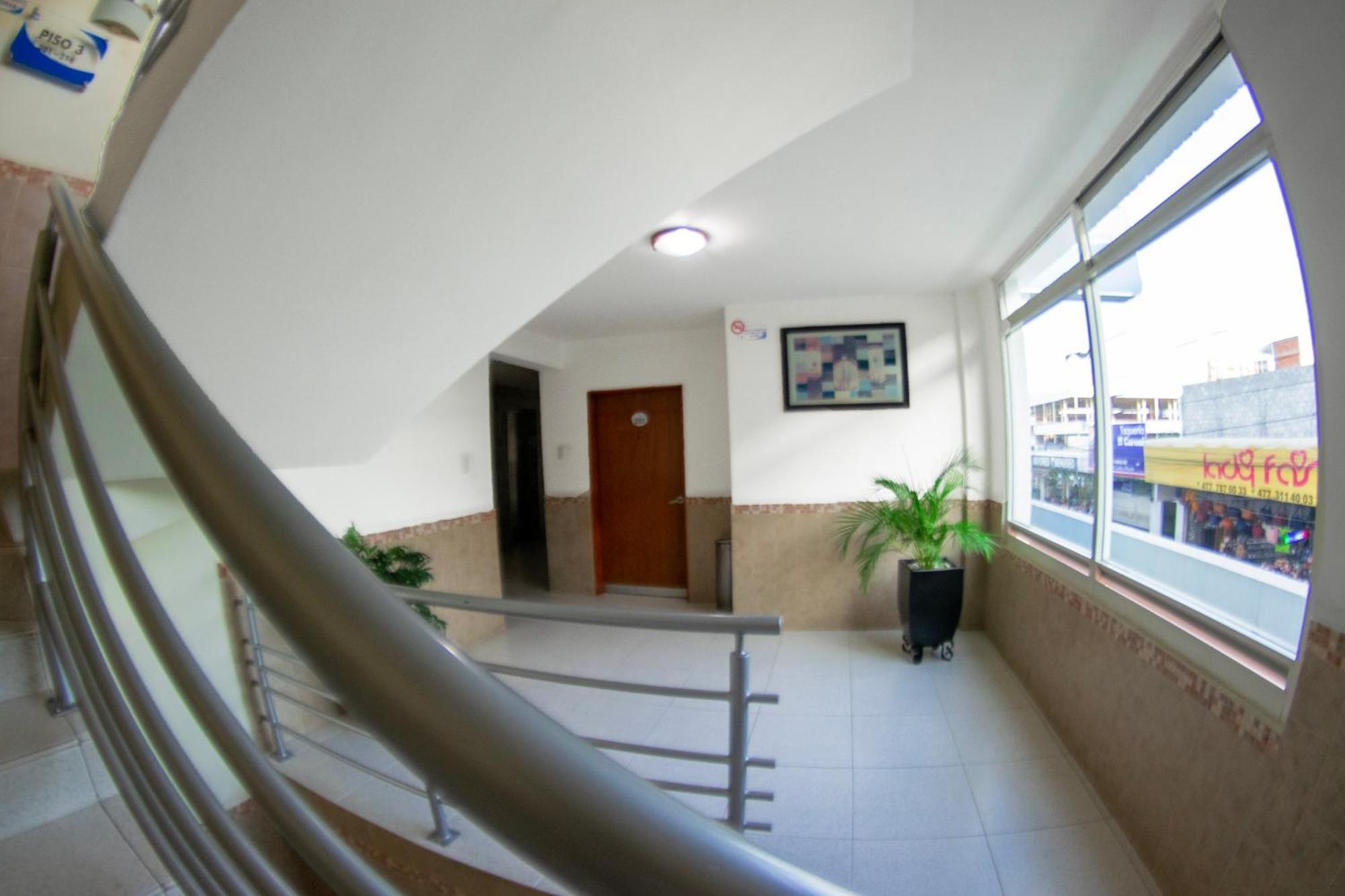 Hotel Niza Zona Piel León de los Aldamas Extérieur photo